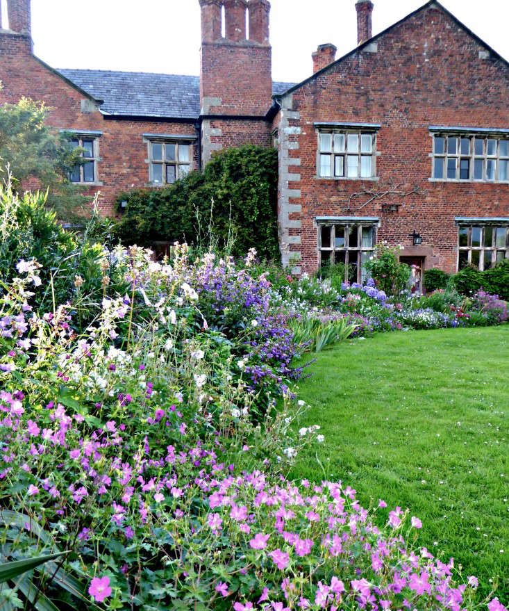 Exploring the Beauty of Traditional English Gardens