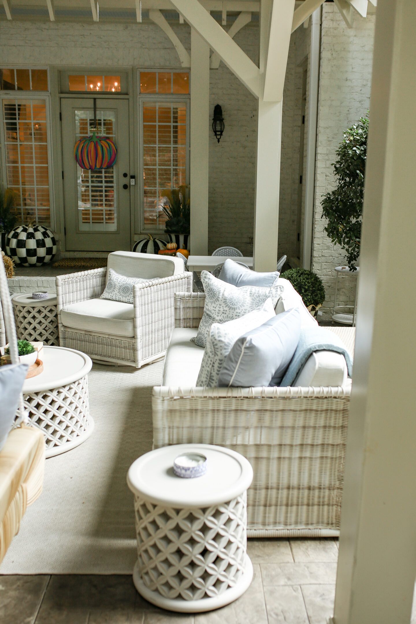 The Charm of White Wicker Patio Furniture