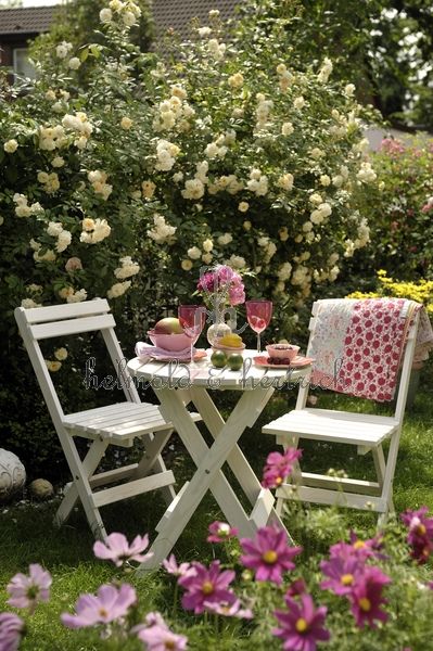 A Cozy Set for Your Garden: Table and Chairs