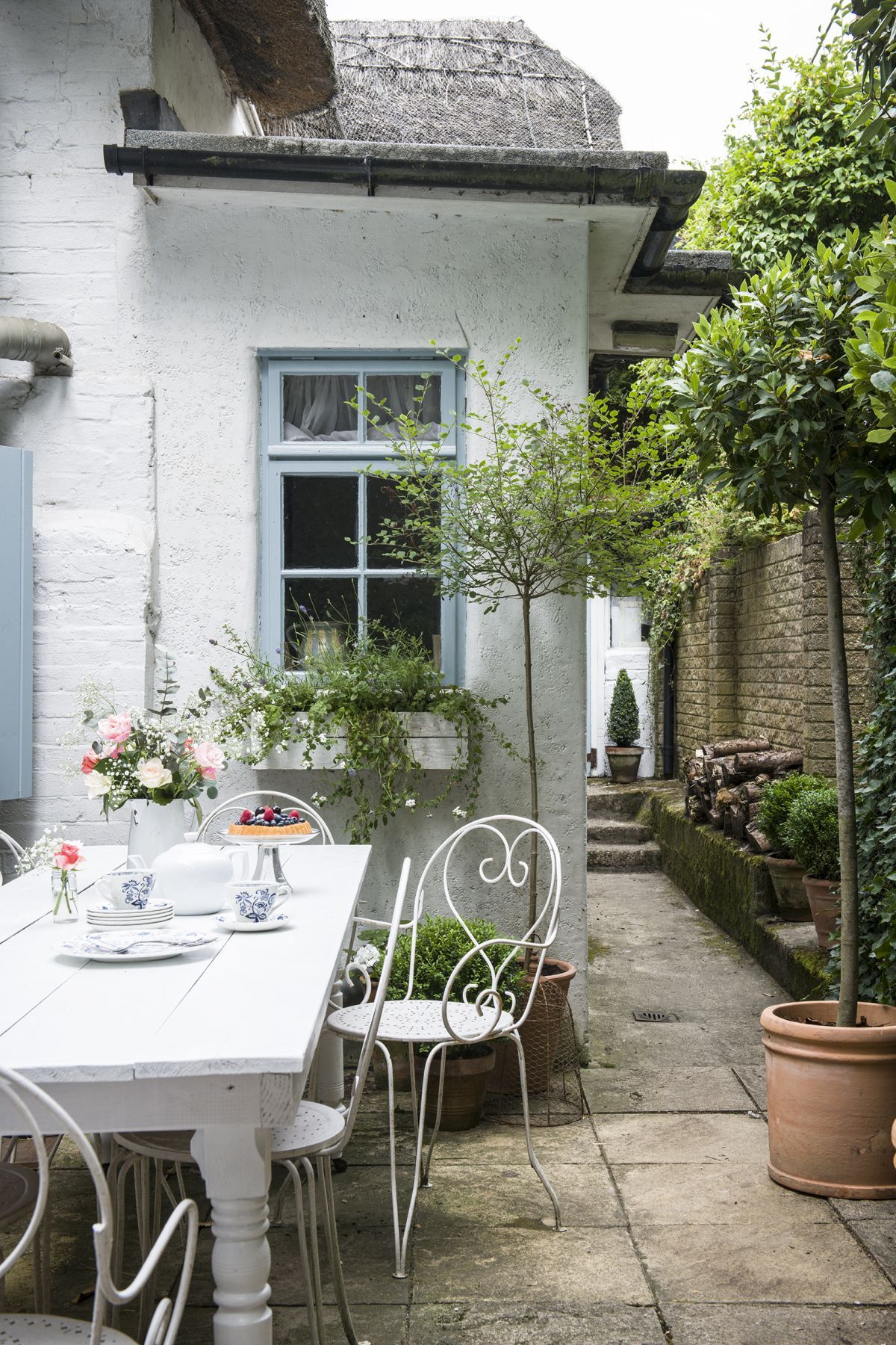 A Guide to Choosing the Perfect Outdoor Dining Set for Your Garden