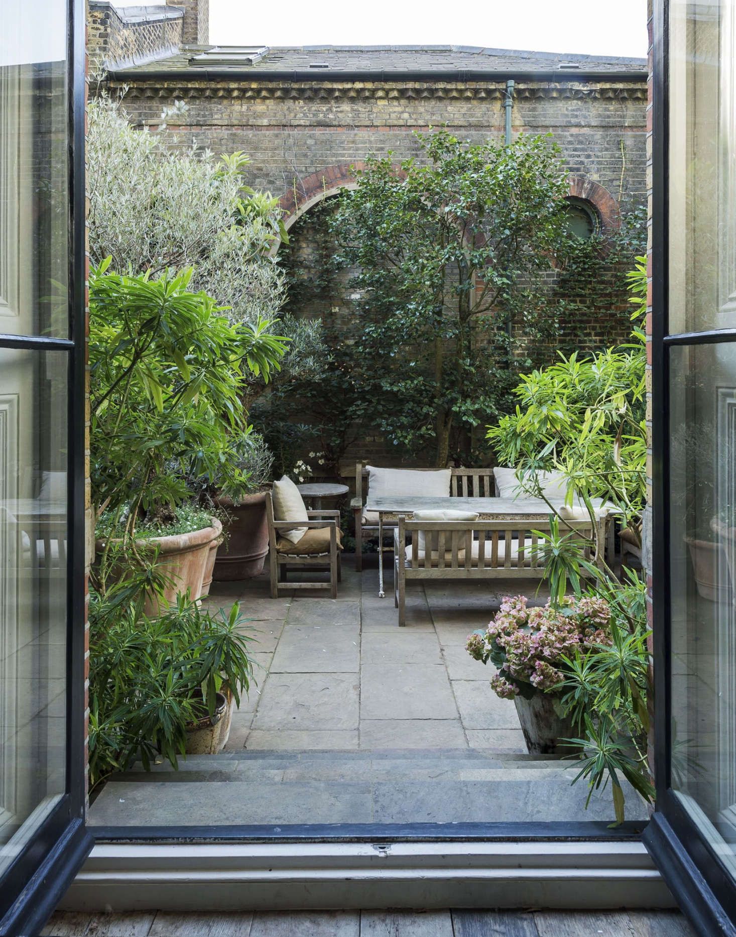 A Guide to Creating a Stunning Garden Patio