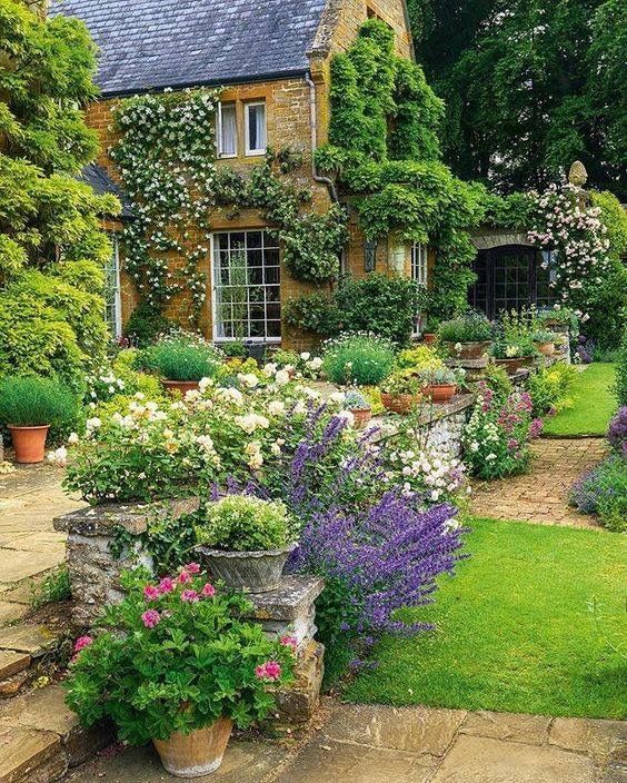 A Guide to the Beauty of Traditional English Gardens