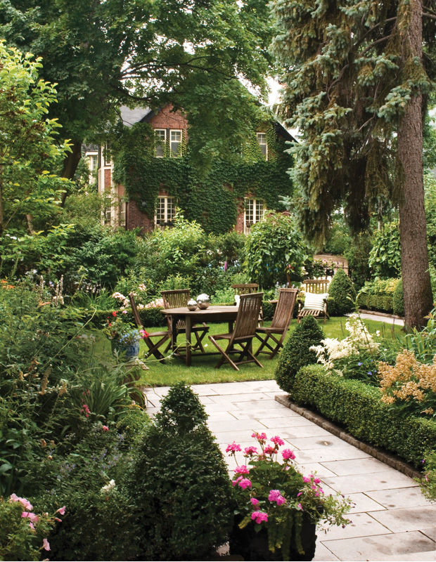 A Guide to the Lush Beauty of Traditional English Gardens