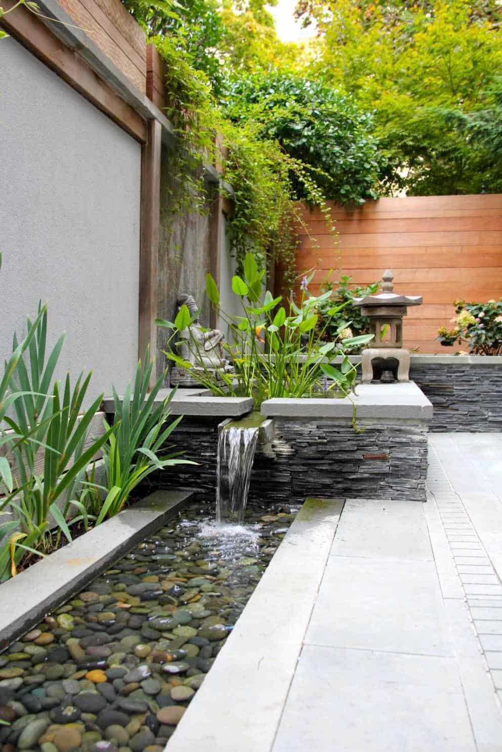 A Serene Oasis: A Charming Garden with a Beautiful Fountain