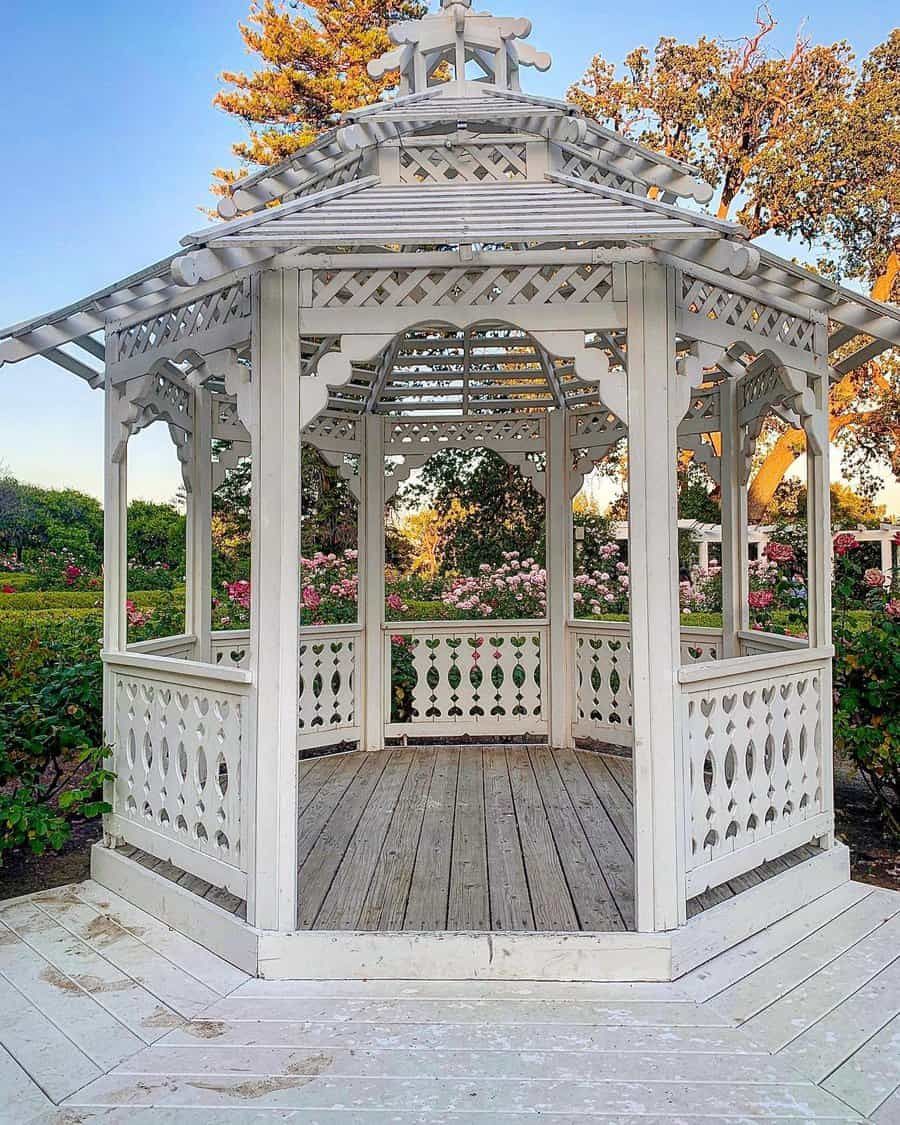 A charming addition to your outdoor space: the small gazebo