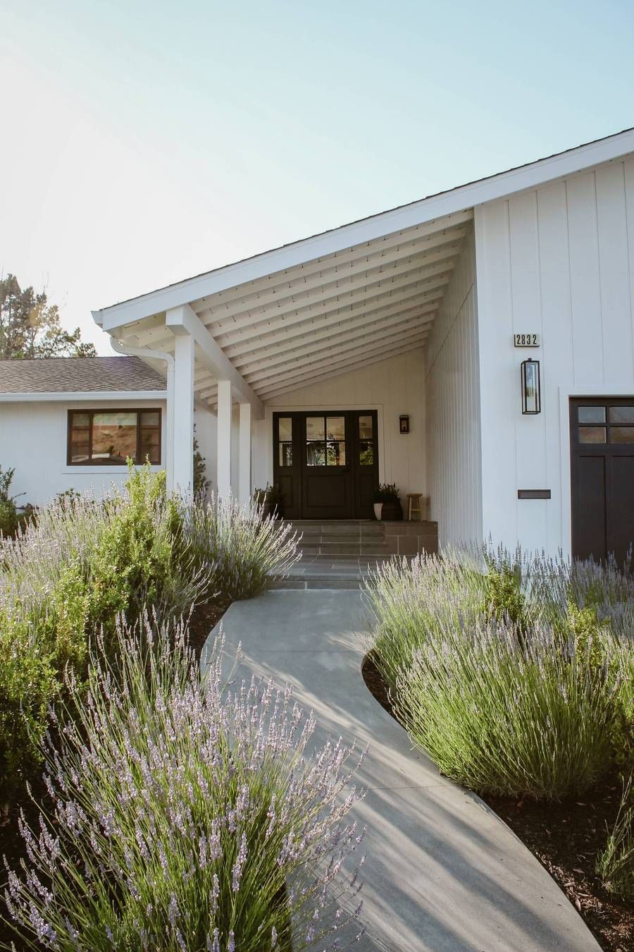 Beautifully Designed Modern Farmhouse Front Yards: Creating a Charming Landscape