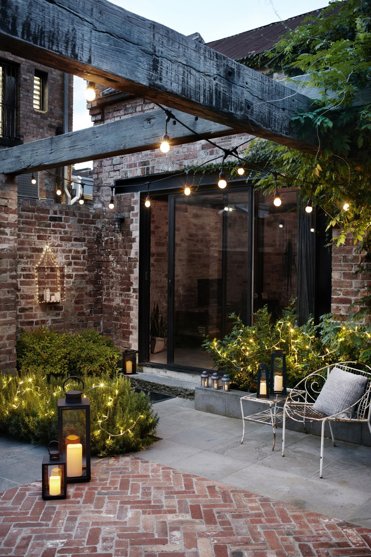 Brightening up your small garden: Creative lighting ideas for a cozy outdoor space