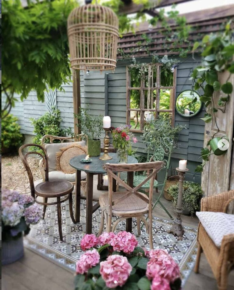 Charm of Traditional Garden Furniture