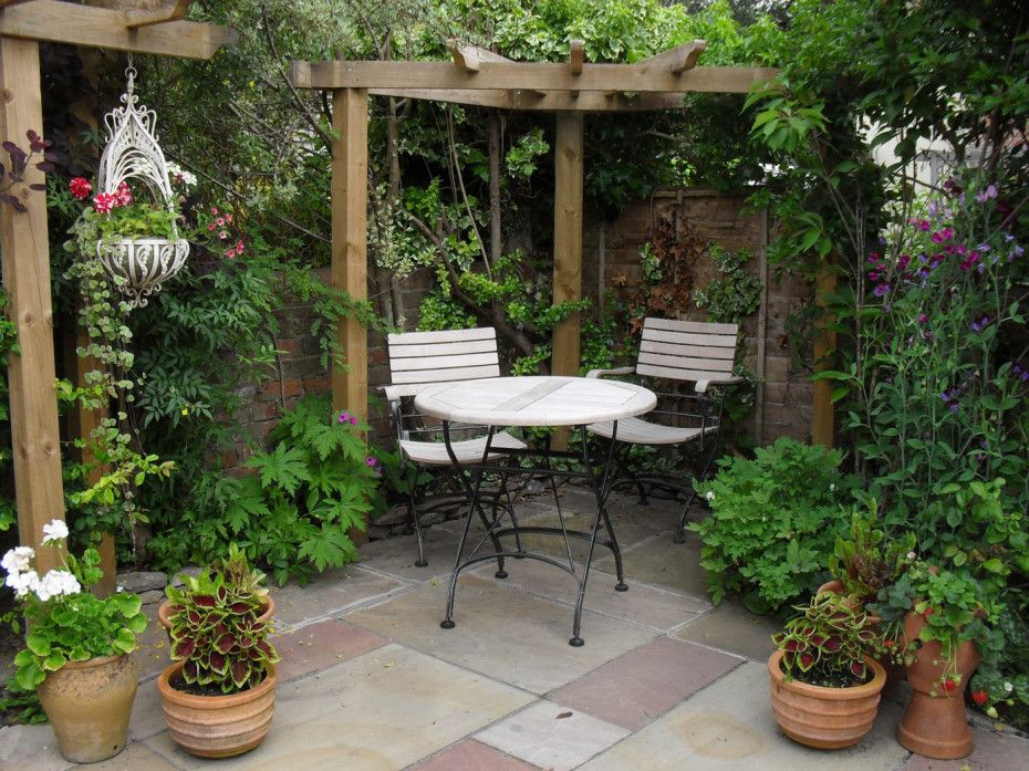 Charming Small Garden Pergola: A Cozy Addition to Your Outdoor Space