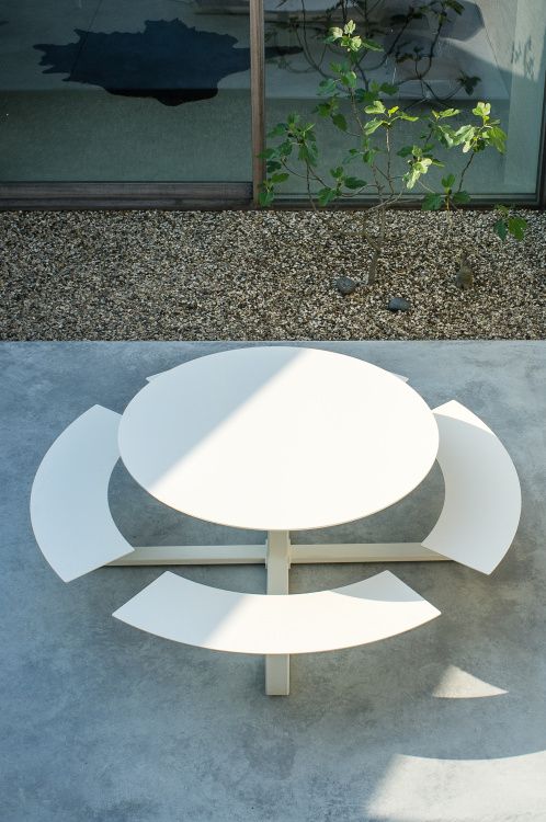 round garden table