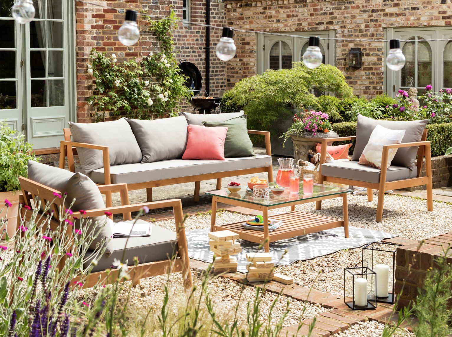 Comfortable Seating Options for Your Outdoor Space: The Beauty of Garden Sofas