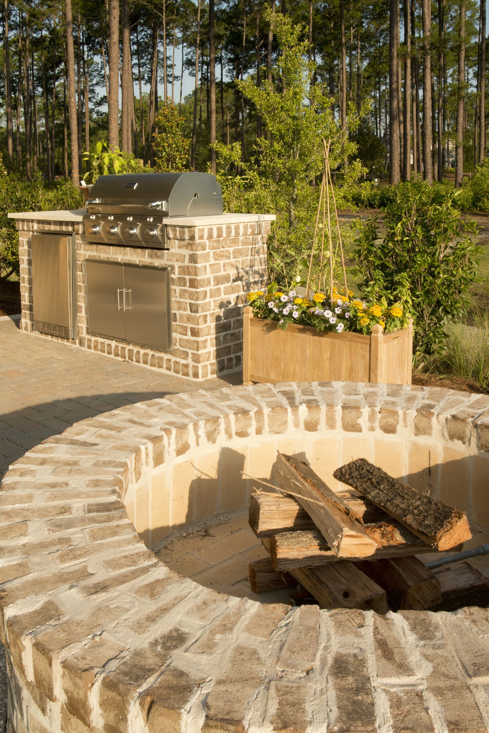 Cooking Al Fresco: Embracing the Outdoor Kitchen Trend