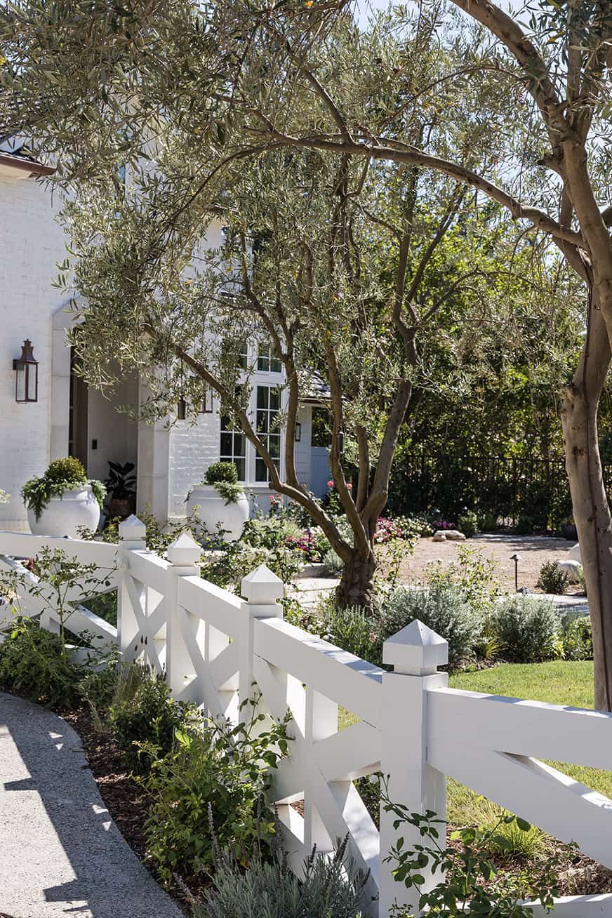 Creating a Beautiful Front Yard Fence: A Guide to Enhancing Your Home’s Curb Appeal