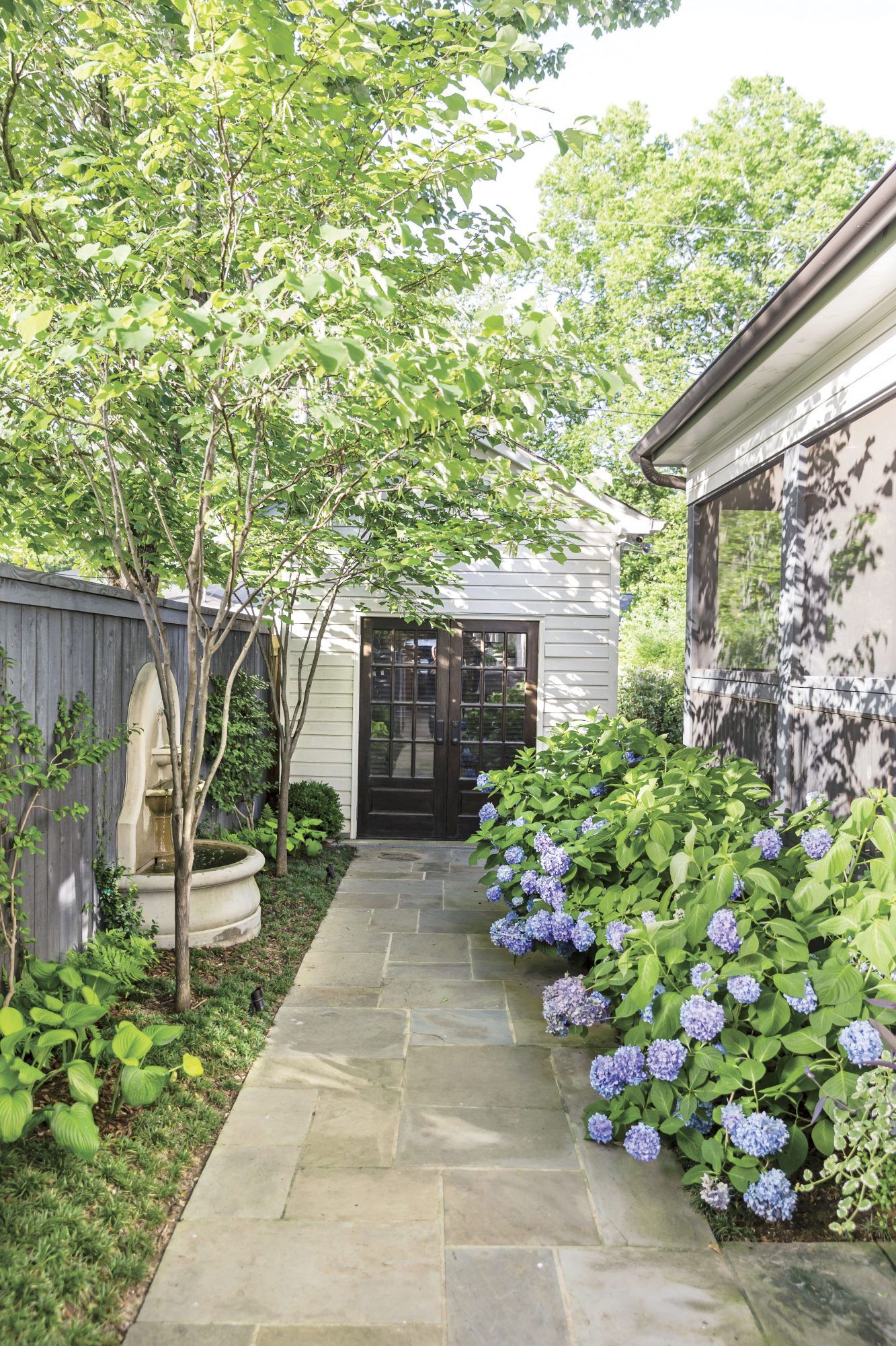 Creating a Beautiful and Functional Side Yard Landscape