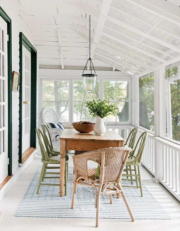 Creating a Cozy Screened-In Porch: A Guide to Easy Outdoor Relaxation