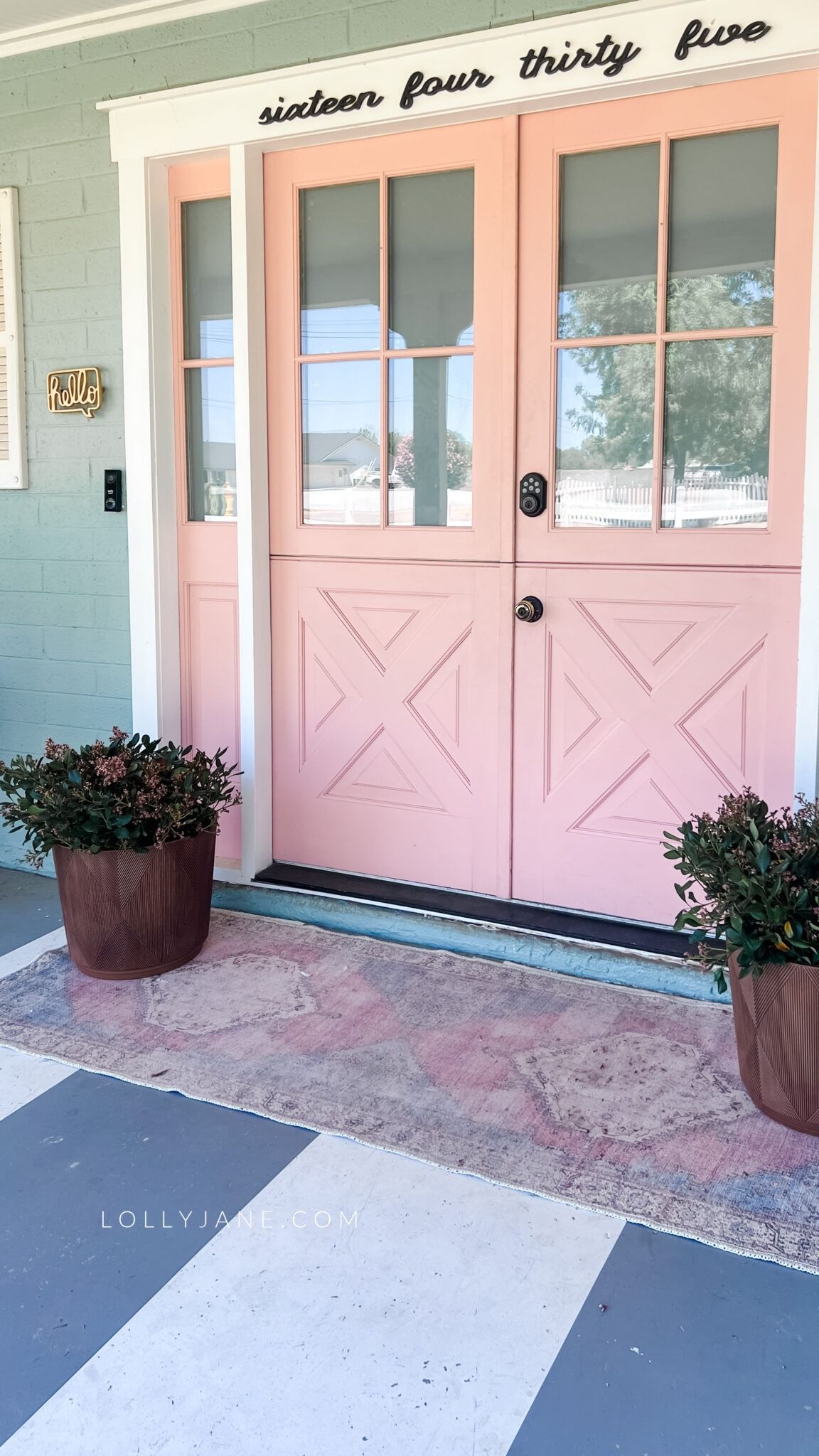 Creating a Spacious and Inviting Front Porch: Ideas for a Grand Entryway