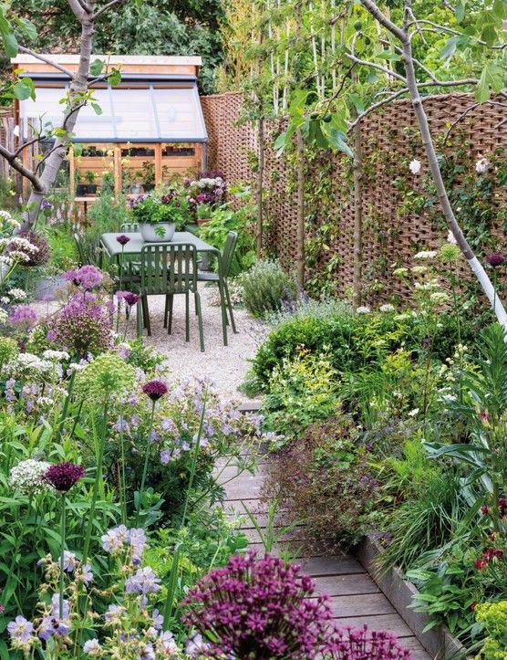 Creative Ways to Transform a Small Garden into a Stunning Oasis