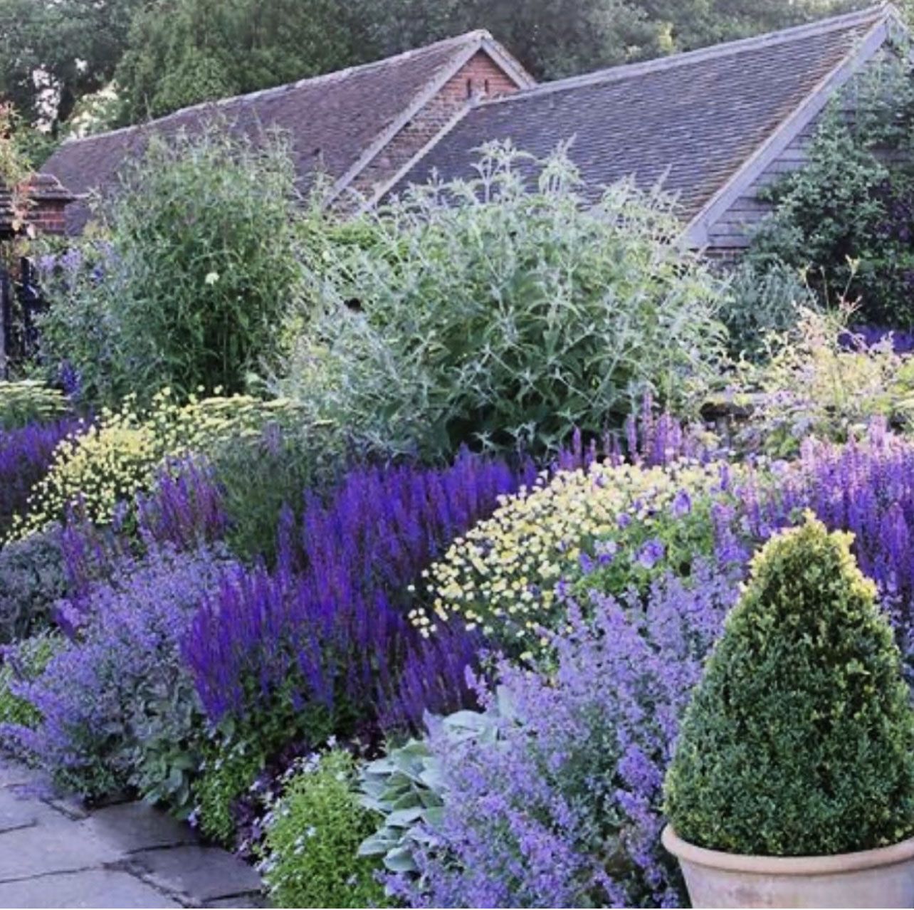 Creative ways to define and enhance your garden with borders