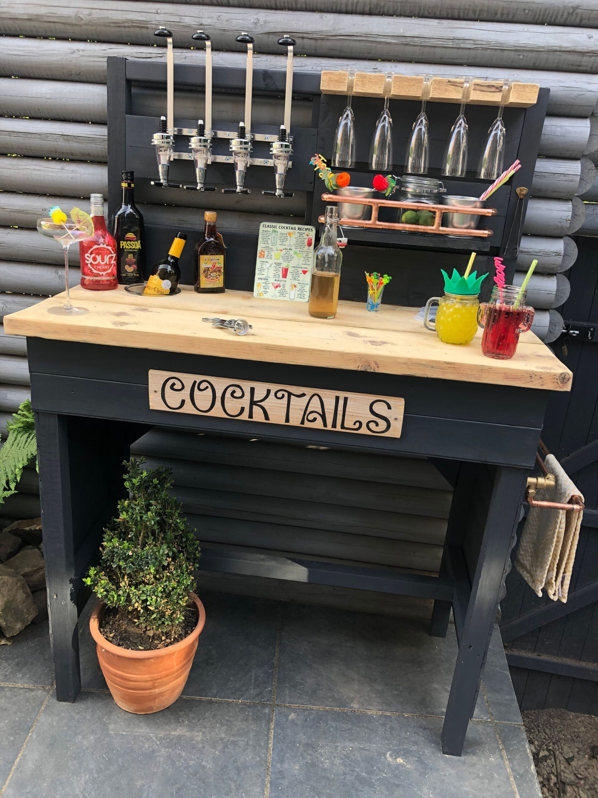 A Lush Outdoor Oasis: The Joy of a Garden Bar