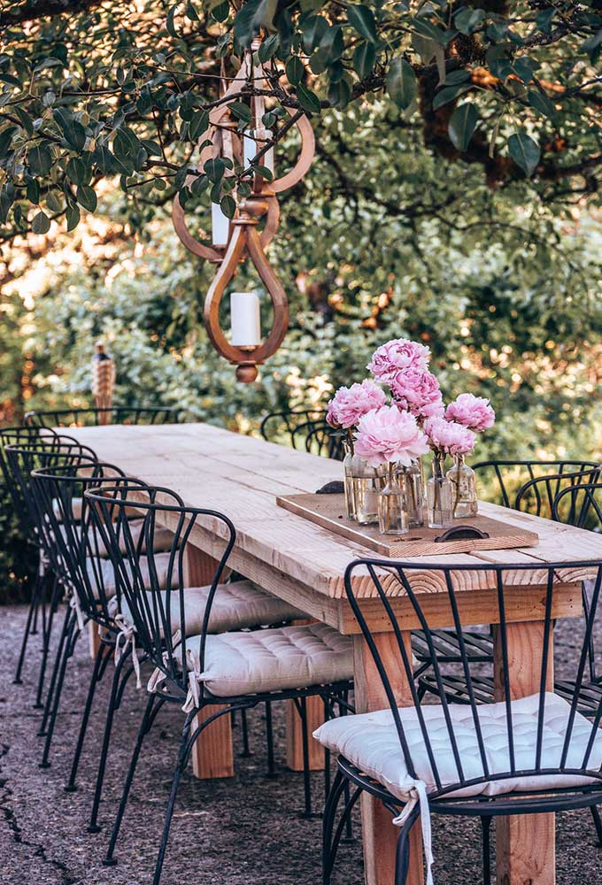 Discover the Benefits of Outdoor Dining with a Stylish Table