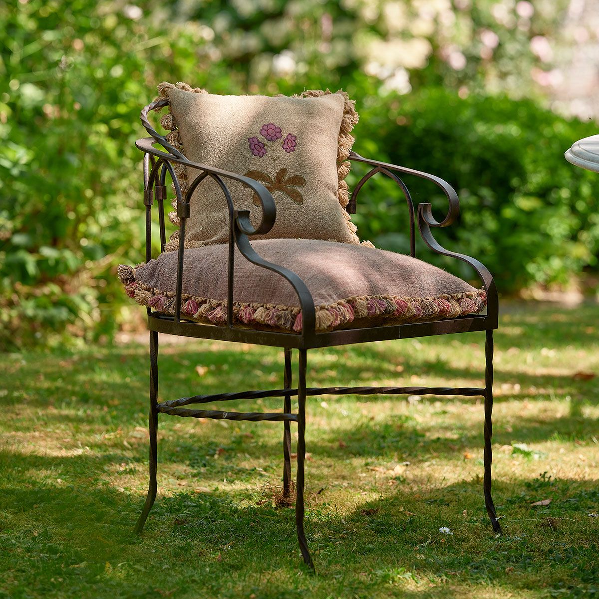 Elegant Outdoor Furniture: The Timeless Appeal of Wrought Iron