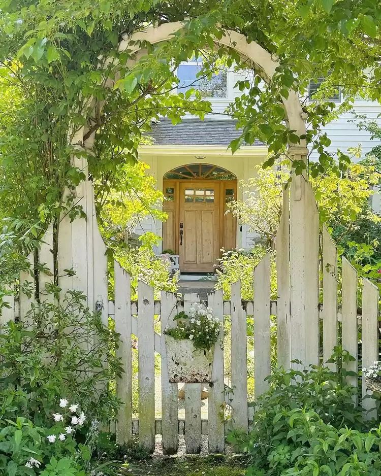 Enhancing Your Curb Appeal: The Beauty of a Front Yard Fence