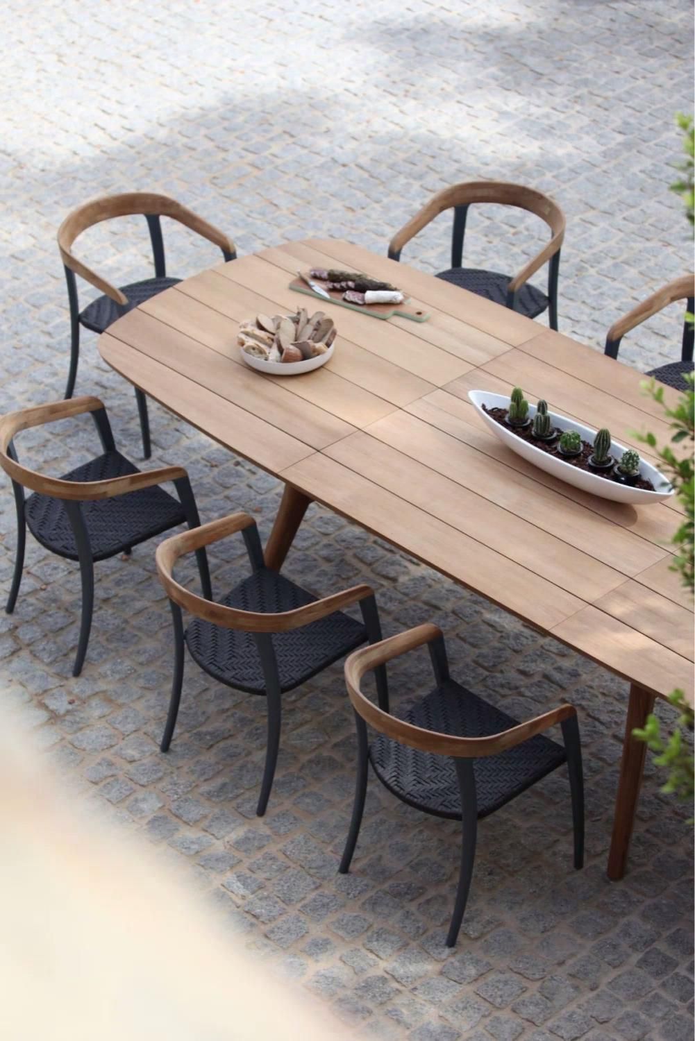 Enhancing Your Outdoor Space with a Stylish Dining Set