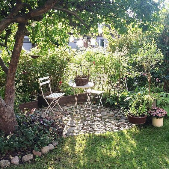 Enhancing Your Tiny Garden with Charming Decor