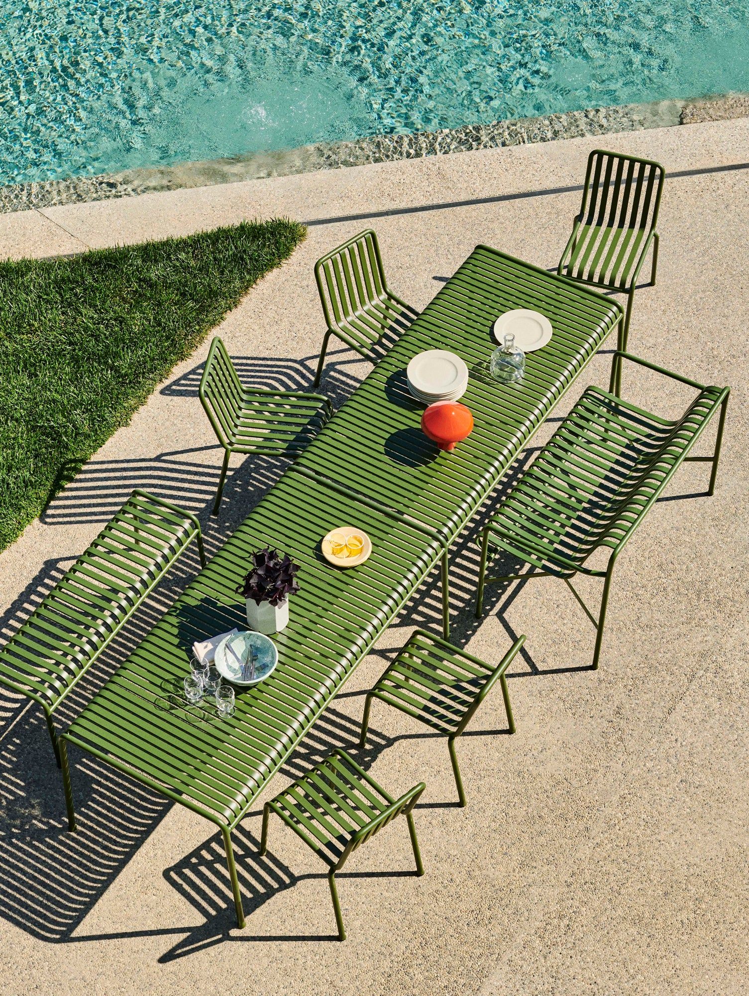 Enjoy Al Fresco Dining with a Stylish Outdoor Table