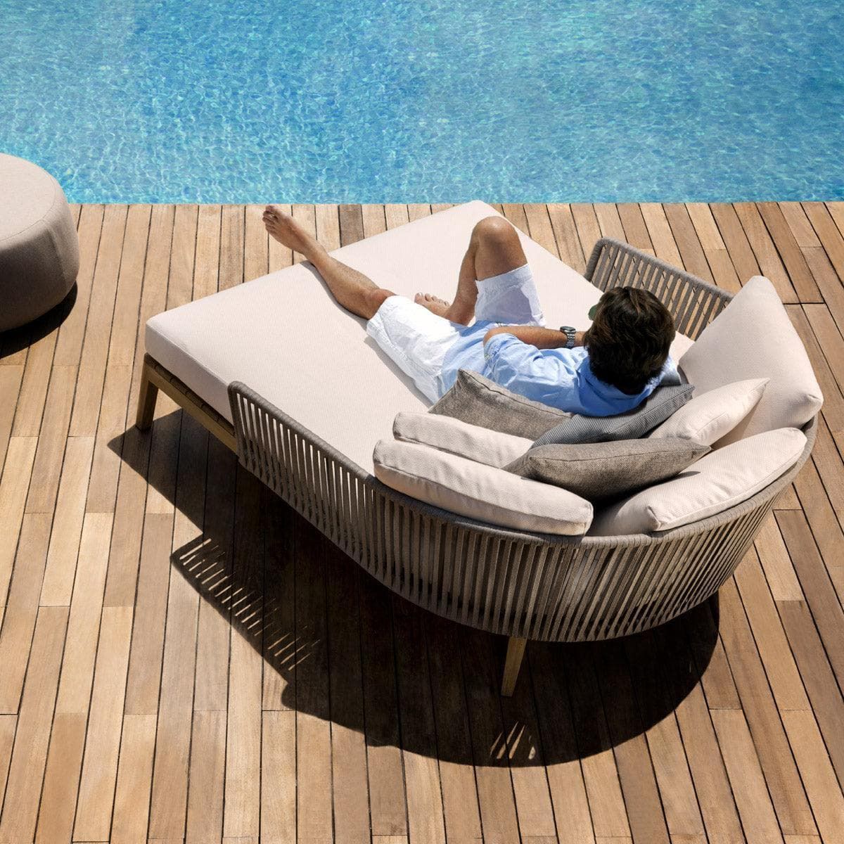 Experience the Ultimate Outdoor Relaxation in a Lounge Setting