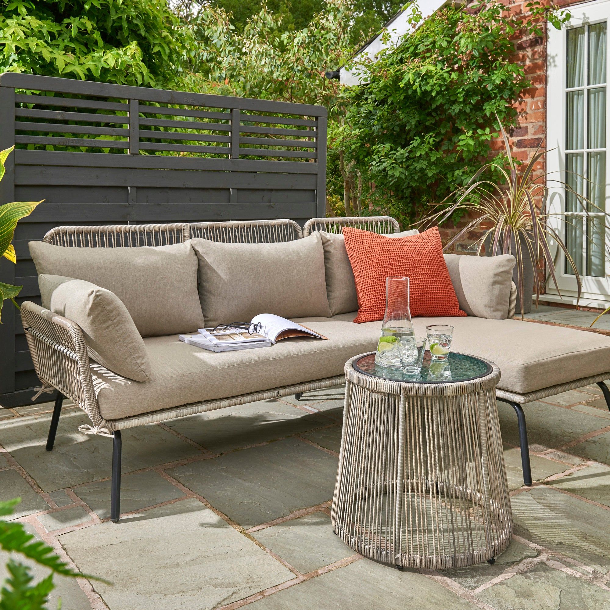 Gorgeous Rattan Garden Sofas for Your Outdoor Oasis