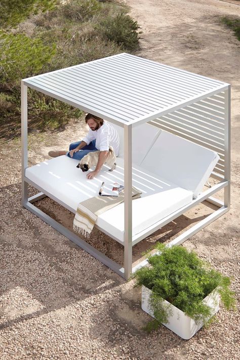 Relax in Style: The Ultimate Outdoor Daybed Experience