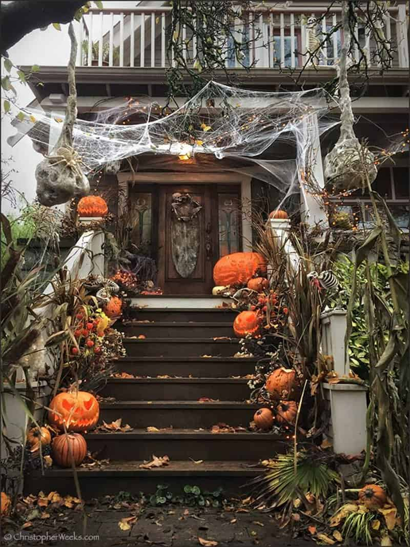 Spooky and Creative Halloween Porch
Decorations