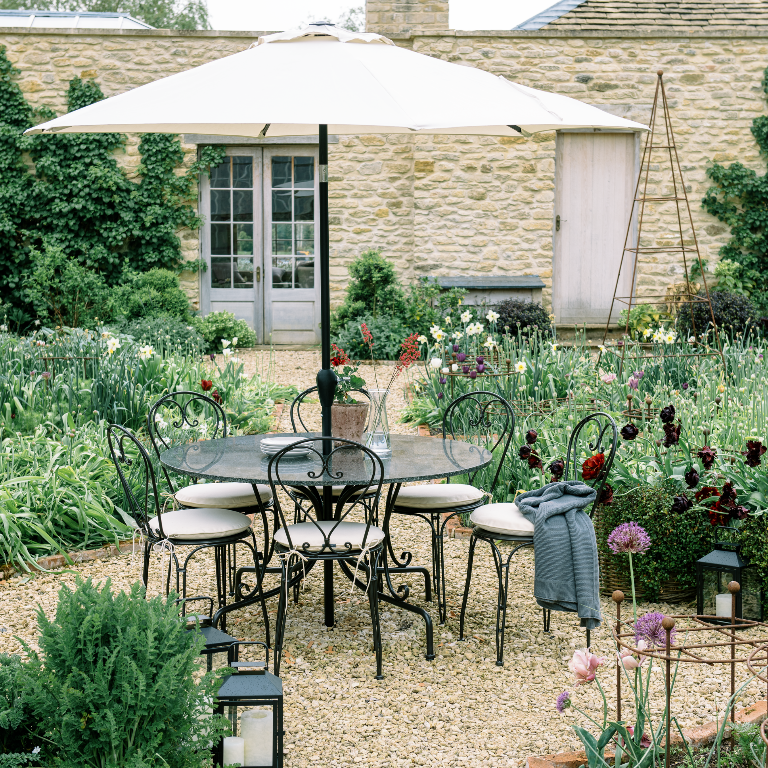 Stylish Circle Garden Table: A Perfect Addition to Your Outdoor Space