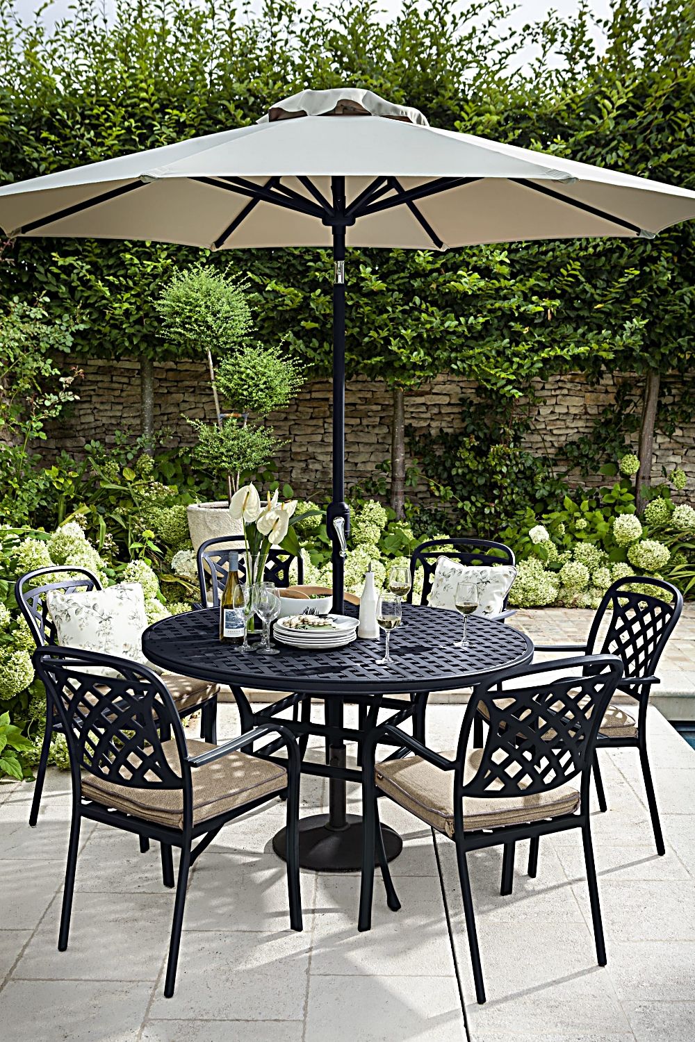 Stylish Outdoor Dining Set: Patio Table
and Chairs