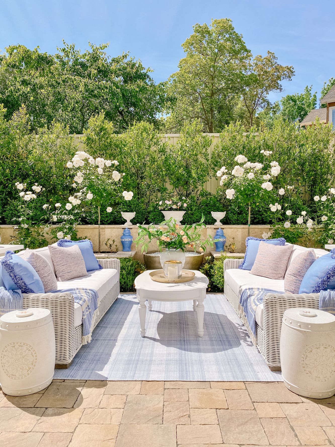 The Appeal of White Outdoor Furniture: Timeless Elegance for Your Outdoor Space