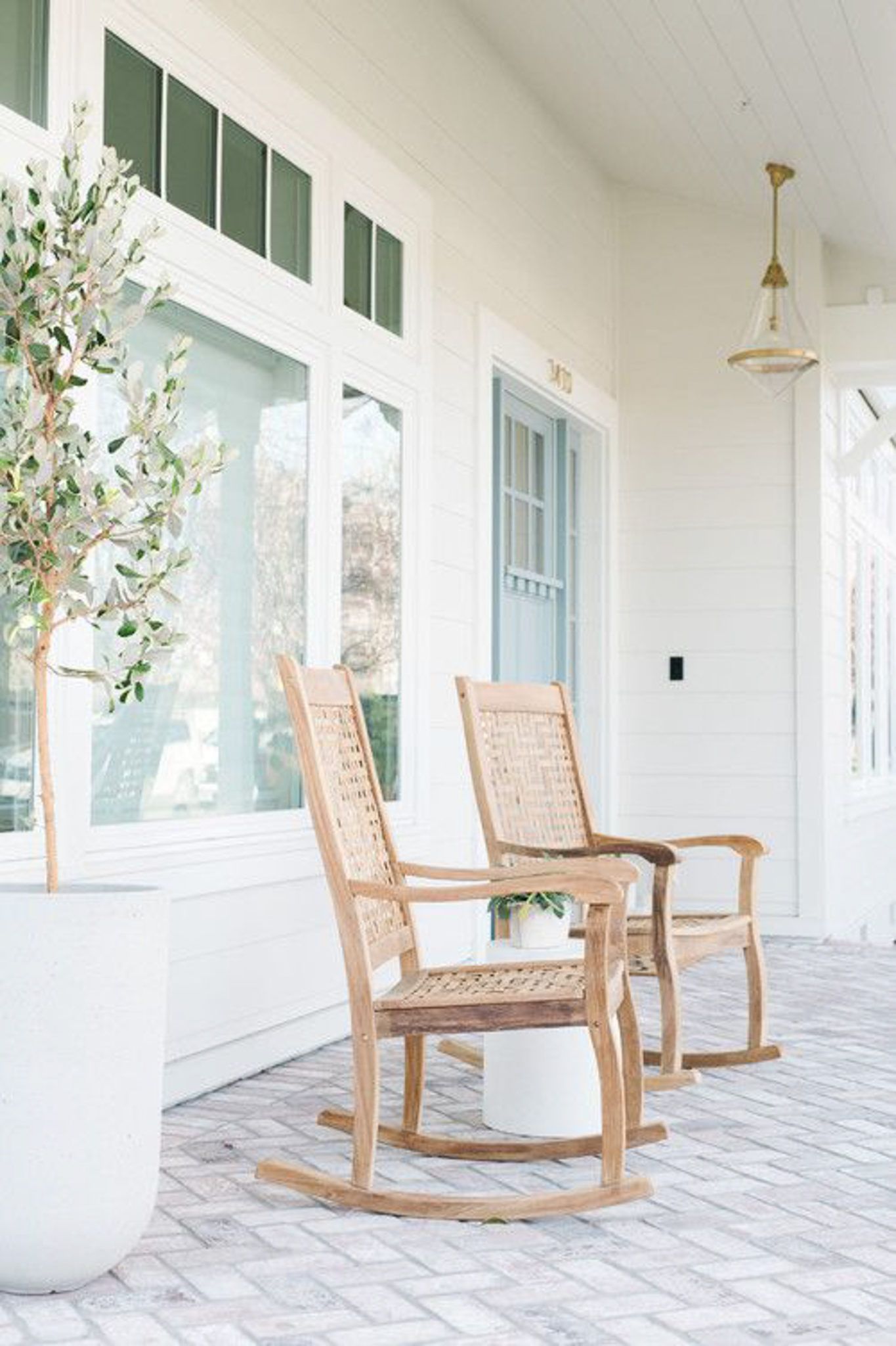 The Beauty of Front Porch Furnishings