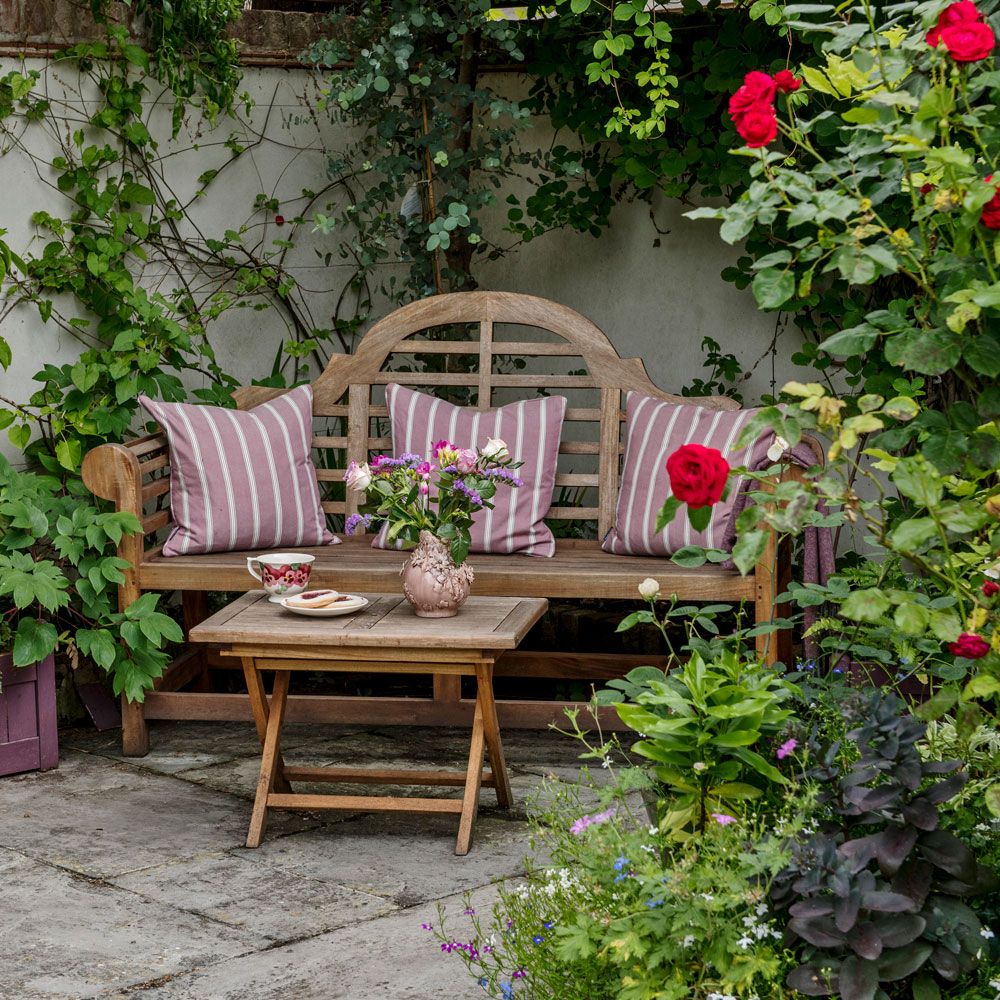 The Beauty of Wooden Garden Benches: A Timeless Addition to Your Outdoor Space