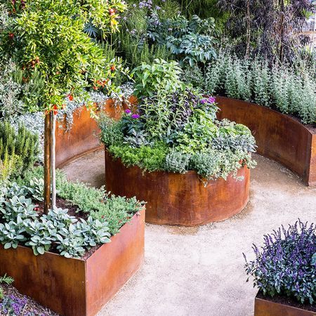 The Benefits of Raised Bed Gardens for Your Homegrown Produce