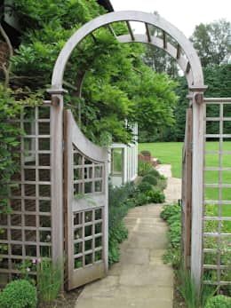 The Charm of Petite Garden Gates: A Guide to Choosing the Perfect Access Point for Your Outdoor Space