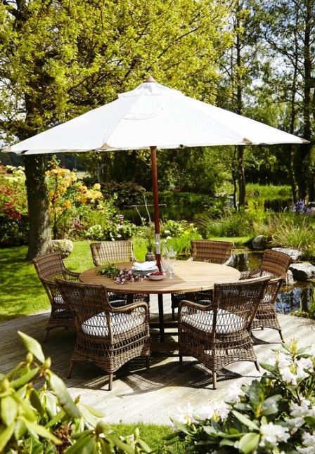 The Elegant Circular Garden Table: A Gathering Spot for Outdoor Fun and Relaxation