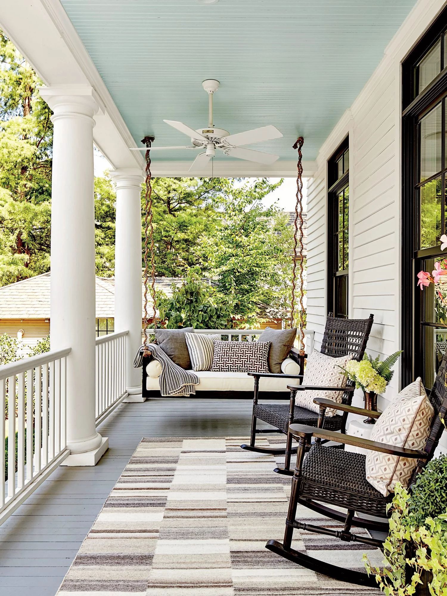 The Essential Pieces of Front Porch Furniture for a Cozy Outdoor Retreat