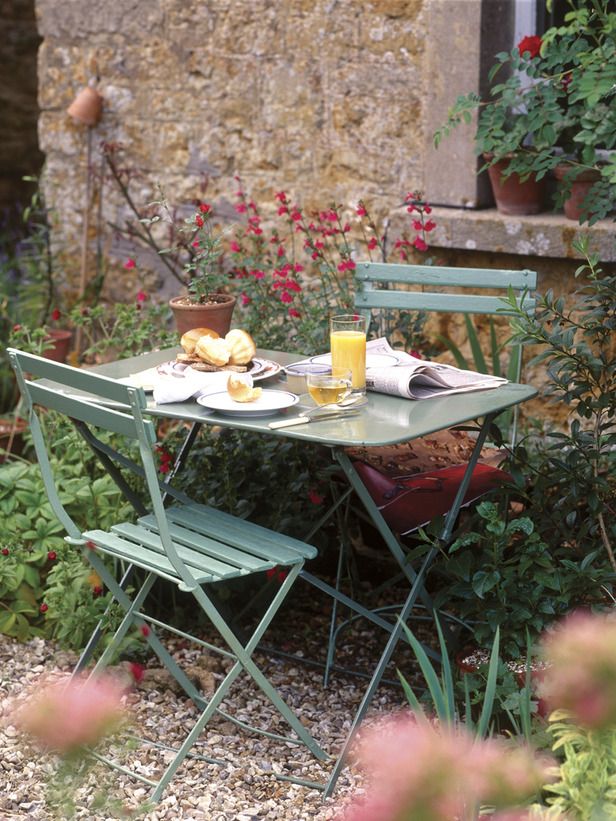 The Perfect Outdoor Dining Solution: Garden Table