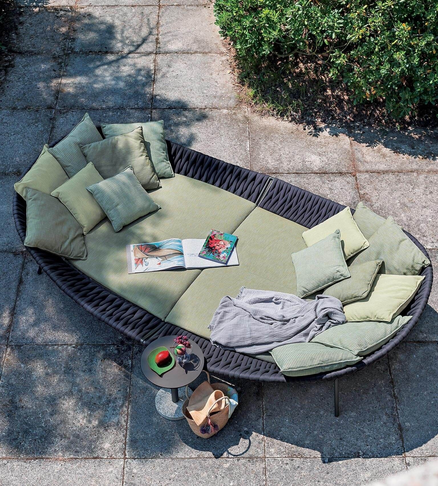 The Relaxing and Stylish Outdoor Daybed: Your Ultimate Outdoor Oasis