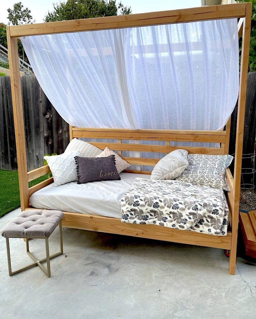 outdoor daybed