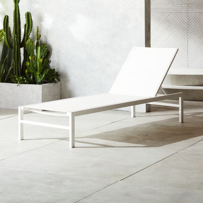 Timeless Elegance: White Outdoor Furniture for a Stylish Outdoor Space