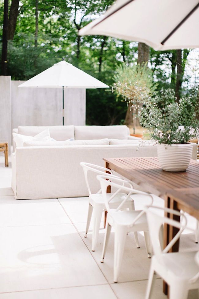 Timeless elegance: White outdoor furniture adds style and sophistication to your outdoor space