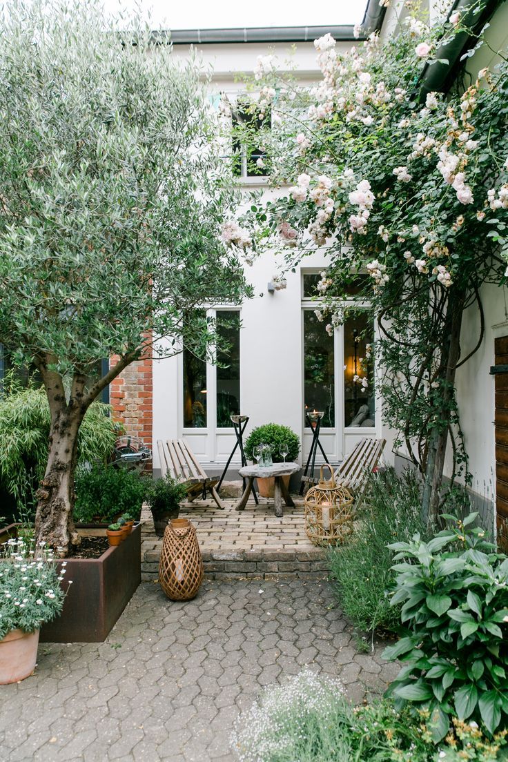 Transforming Your Backyard into a Picturesque Oasis: Landscaping Ideas to Turn Your Outdoor Space into a Tranquil Retreat