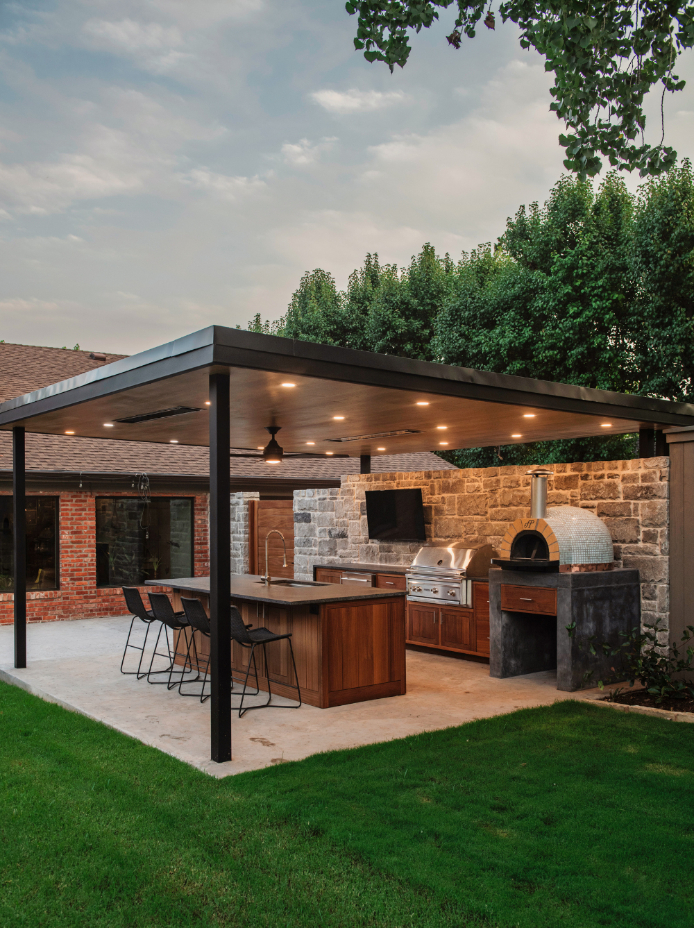 Transforming Your Outdoor Space with a Fully-Equipped Kitchen