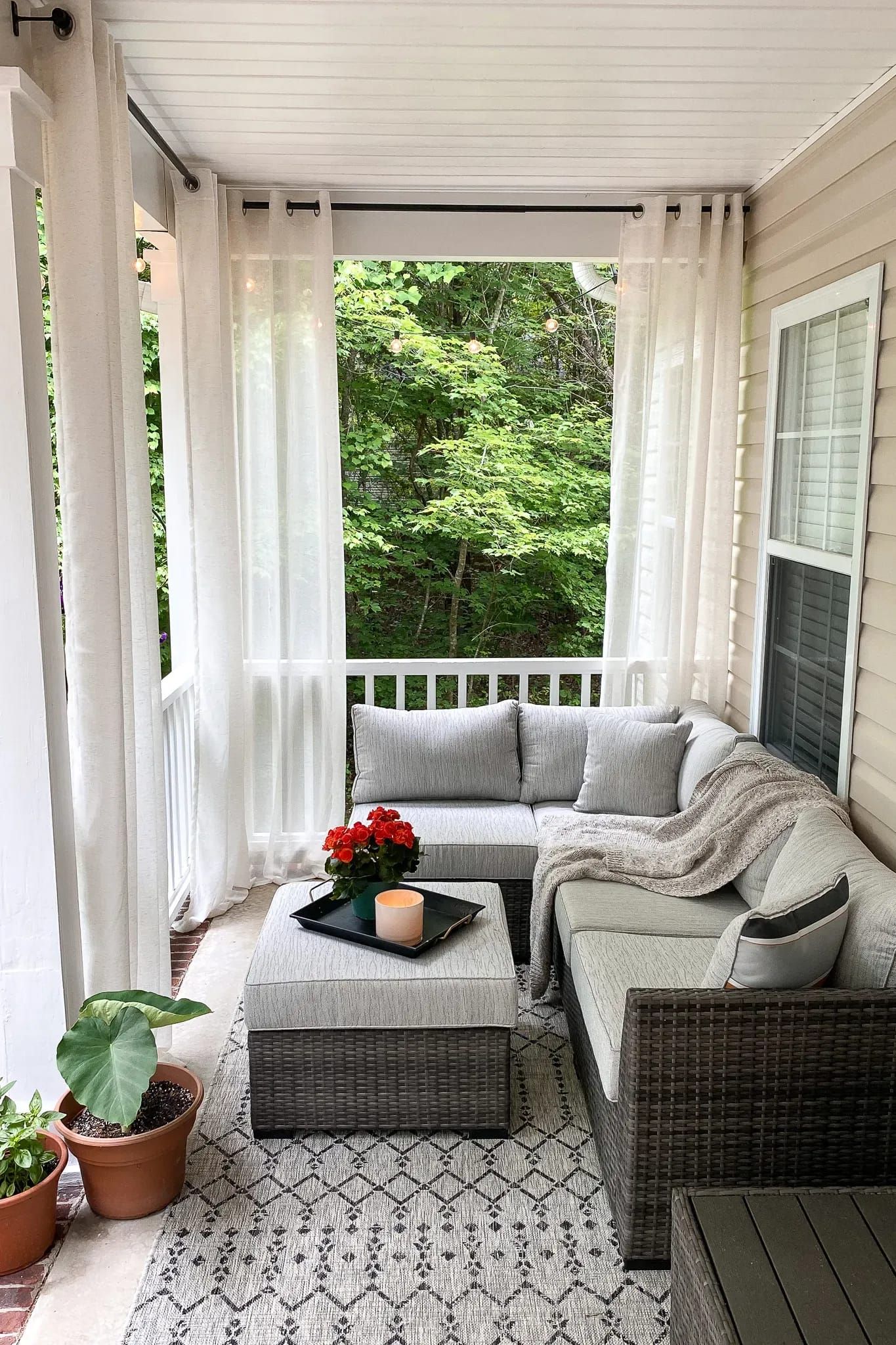 Welcome Home: Cozy Front Porch Inspiration for a Warm and Inviting Entryway